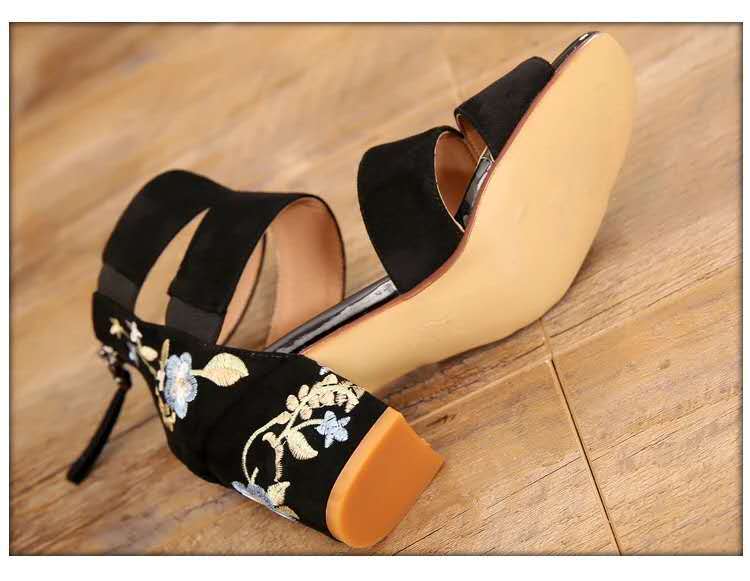 Ethnic Style Embroidered Mid-heel Sandals Women  All-match Thick Heel Elegant Retro Open Toe Embroidered Shoes